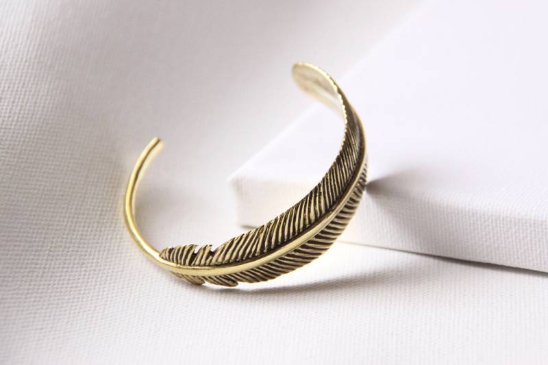 Charm Feder Armreif, Gold Armreif, Chram Armband, Texturiert Armband, Schichtung Armband, Schmuck Für Den Täglichen Gebrauch von linenjewelryshop