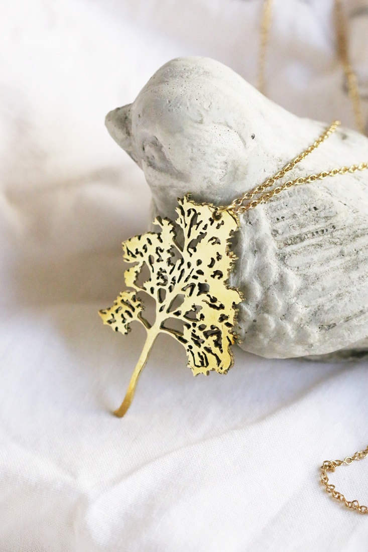 Charm Kleiner Baum Halskette, Kleiner Anhänger, Gold Schmuck, Messing Halskette, Naturschmuck, Natürliche Halskette, Baumschmuck von linenjewelryshop