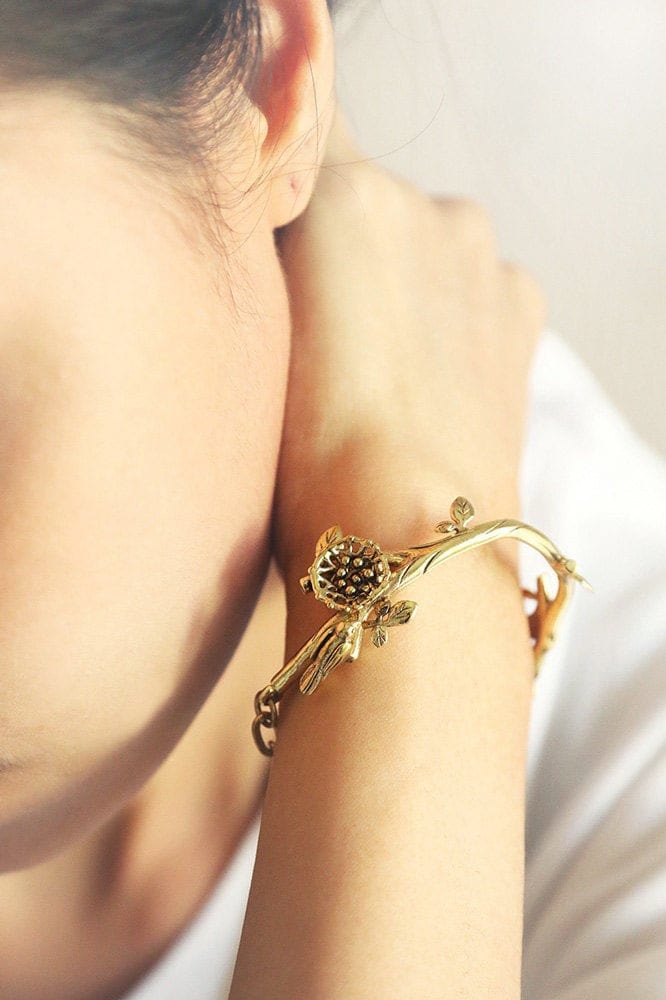 Charm Vogel Auf Ast Armband, Goldmessing Natur Wald Schmuck Für Jeden Tag, Armreif, Manschette von linenjewelryshop