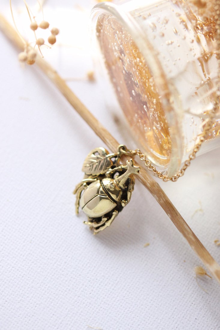Chram Beetle Halskette, Goldkäfer Anhänger, Natürliche Tier Anhänger, Halskette Für Jeden Tag, Golden Anhänger, Natur Halskette, Layering Halskette von linenjewelryshop