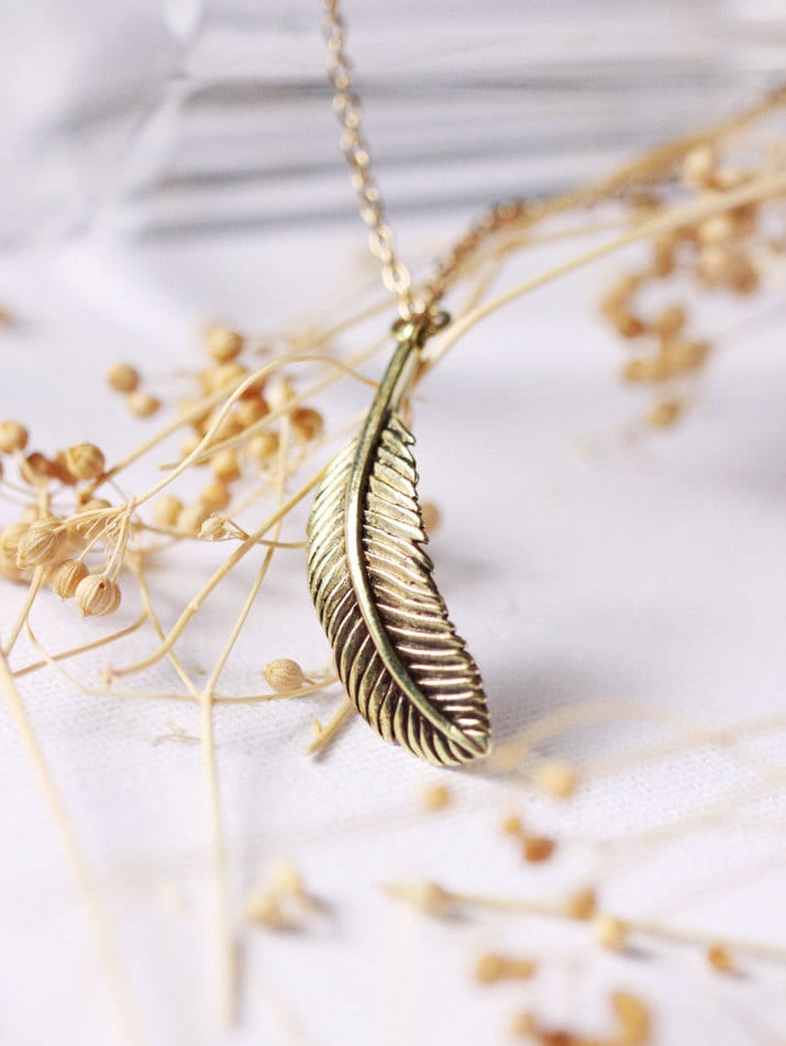 Feder Charm Halskette - Handgemachter Schmuck von linenjewelryshop