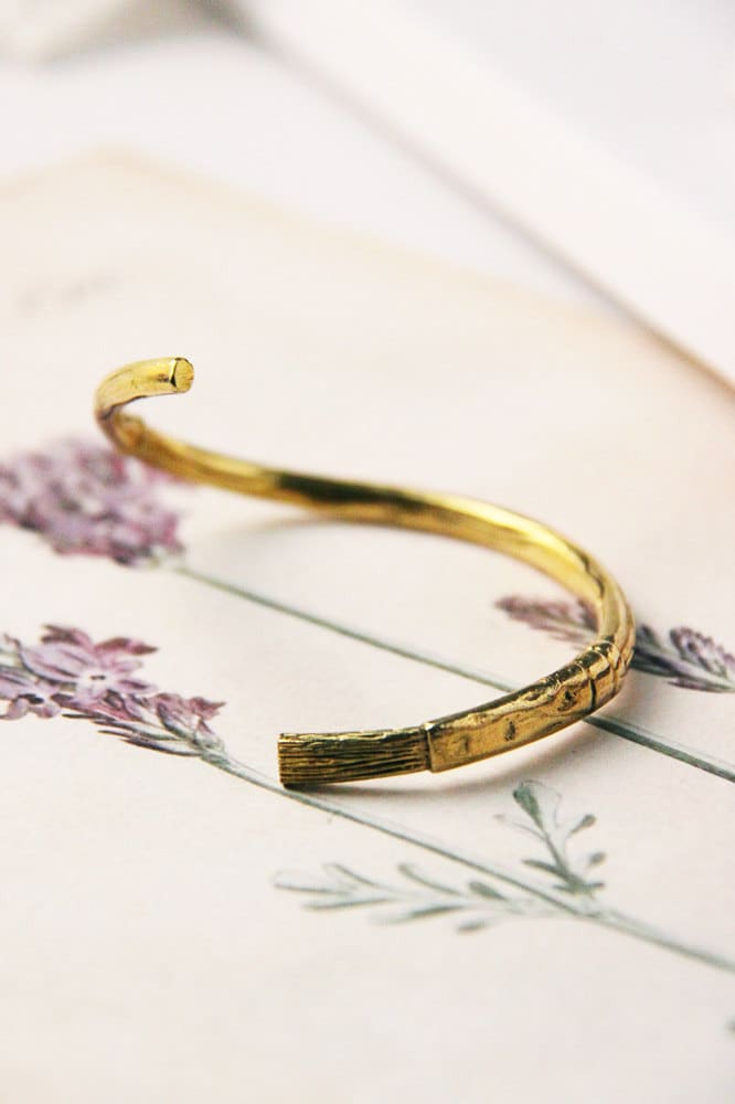 Gebürsteter Armreif/Leinen Schmuck Messing Armband Handschelle Design von linenjewelryshop