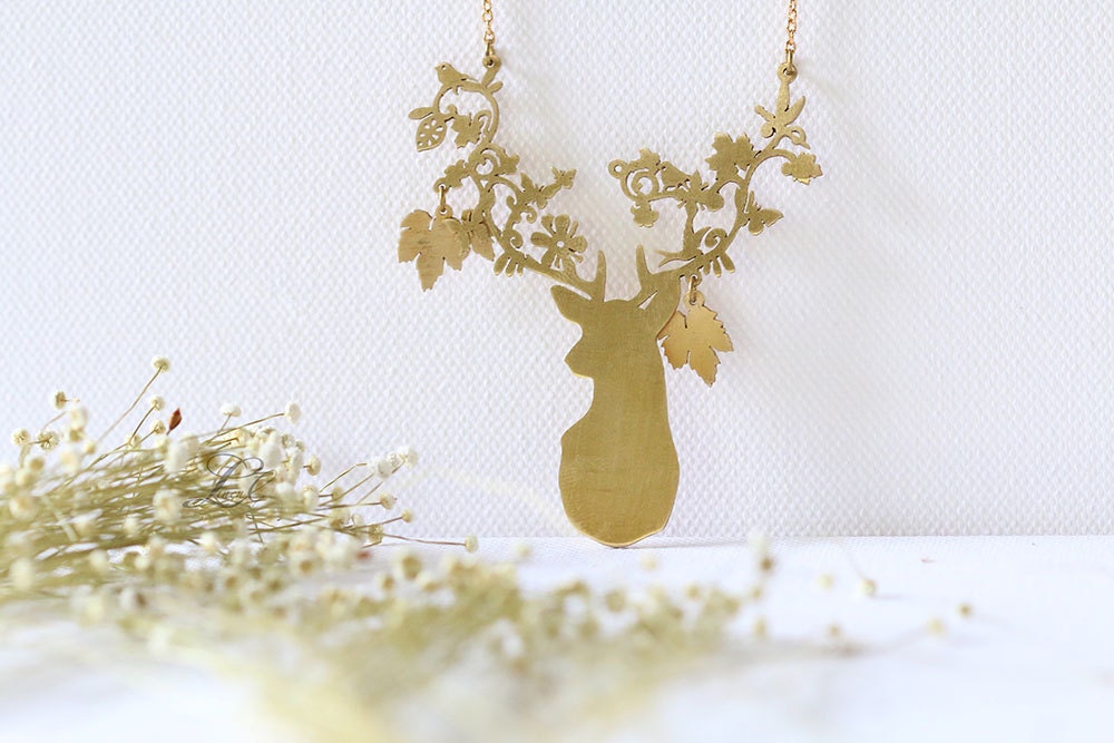 Hirsch Mit Blumen Horn Halskette, Süße Grafik Halskette, Kleine Anhänger, Süße Reh Halskette, Messing Anhänger von linenjewelryshop