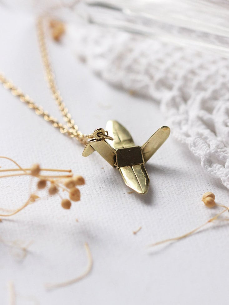Moderne Goldene Origami Vogel Anhänger Halskette von linenjewelryshop