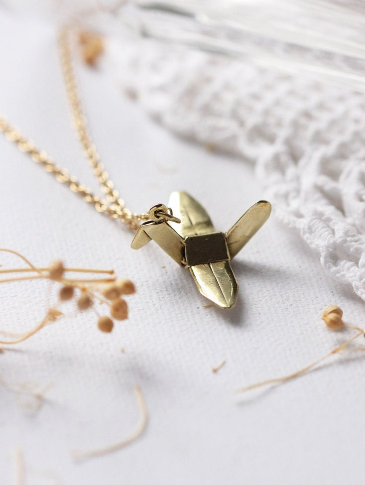 Moderne Goldene Origami Vogel Anhänger Halskette von linenjewelryshop
