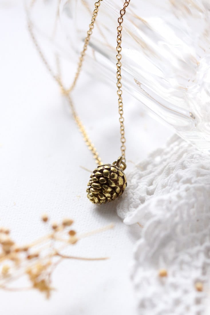 Natur Pine Cone Anhänger Halskette, Charme Anhänger, Jeden Tag Miniatur Tannenzapfen, Wald Tannenzapfen von linenjewelryshop