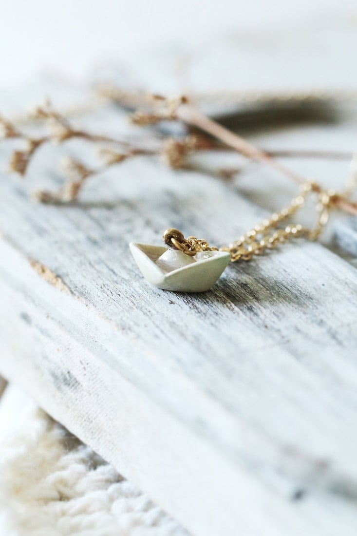 Origami Papierboot Halskette, Charme Halskette, Schmuck Für Den Alltag, Malerei Halskette, Papierboot Anhänger, Miniatur Halskette von linenjewelryshop