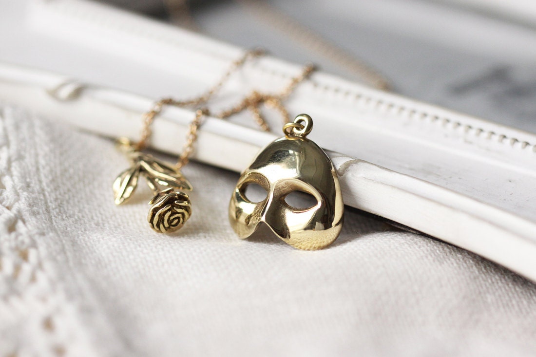 Rose Und Maske Gold Halskette, Halbmaske Mit Anhänger, Goldene Charme Kleine Schmuck Halskette von linenjewelryshop