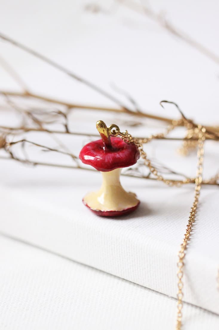 Roter Apfel Halskette, Charm Apple Anhänger, Miniatur Halskette, Gemälde Halskette, Everyday Schmuck von linenjewelryshop