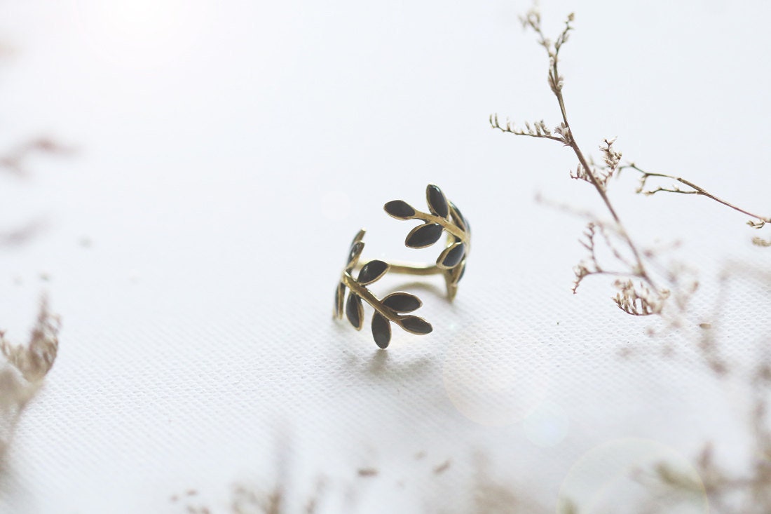 Schwarze Olive Blatt Ring, Schwarze Glück Charm Ring von linenjewelryshop