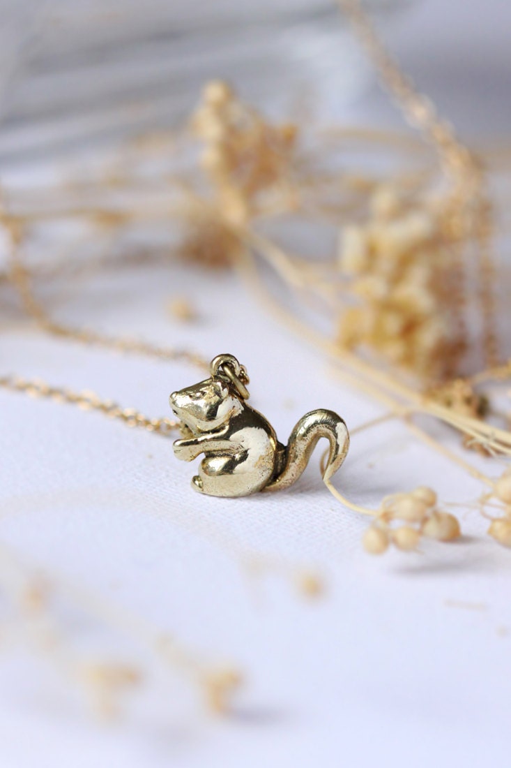 Süße Kleine Eichhörnchen Kette, Eichhörnchen Anhänger, Goldene Kette, Goldener Anhänger von linenjewelryshop