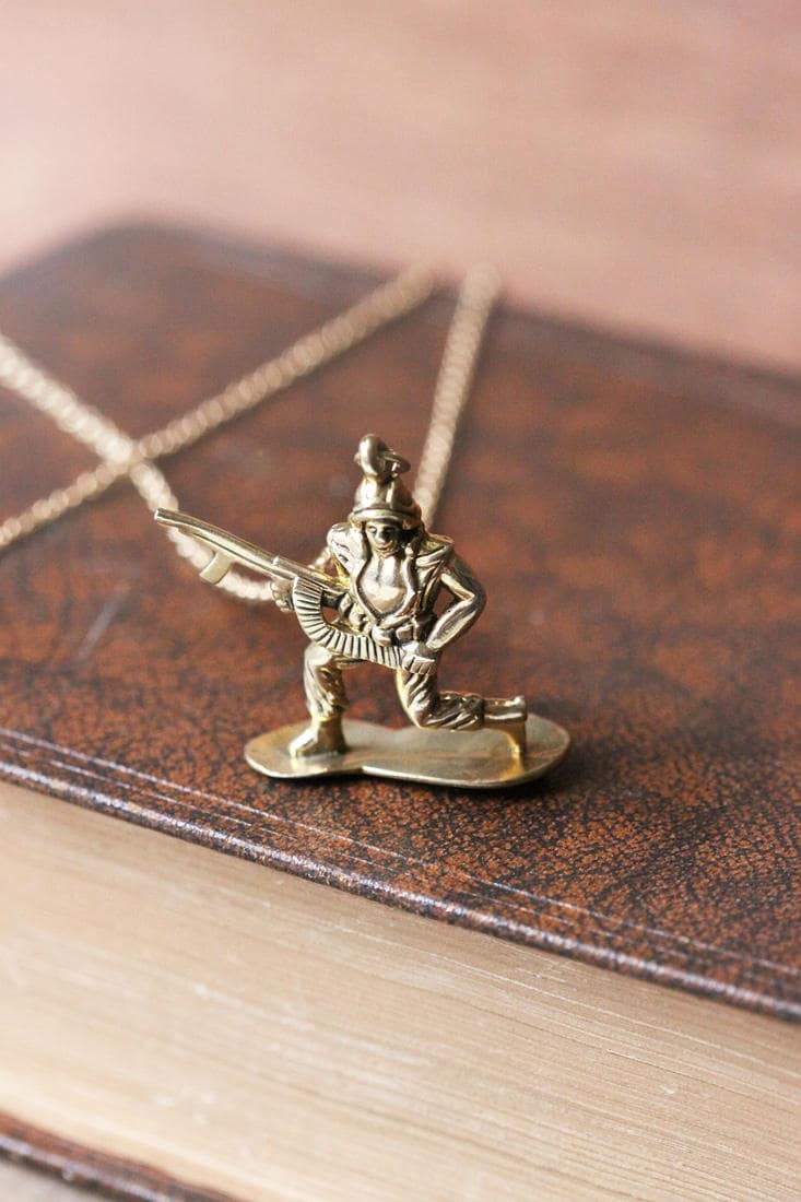 Vintage Spielzeug Soldaten Halskette/Goldener Anhänger Leinen Schmuck Für Den Alltag von linenjewelryshop