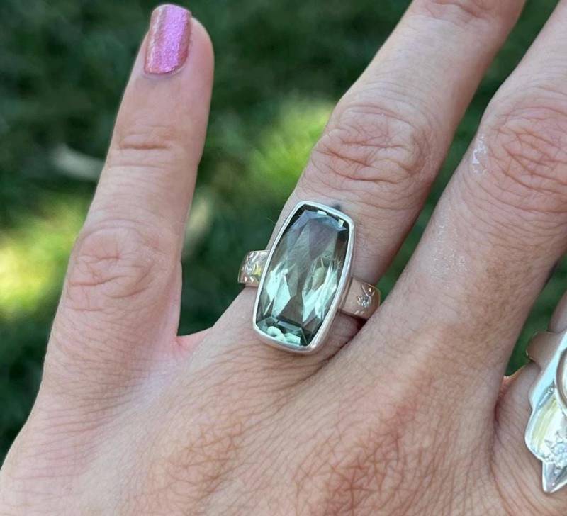 Grüner Citrin Statement Ring - Handgefertigter Aus Sterlingsilber Mit Einzigartigem Edelstein Im Smaragdschliff von linerworks