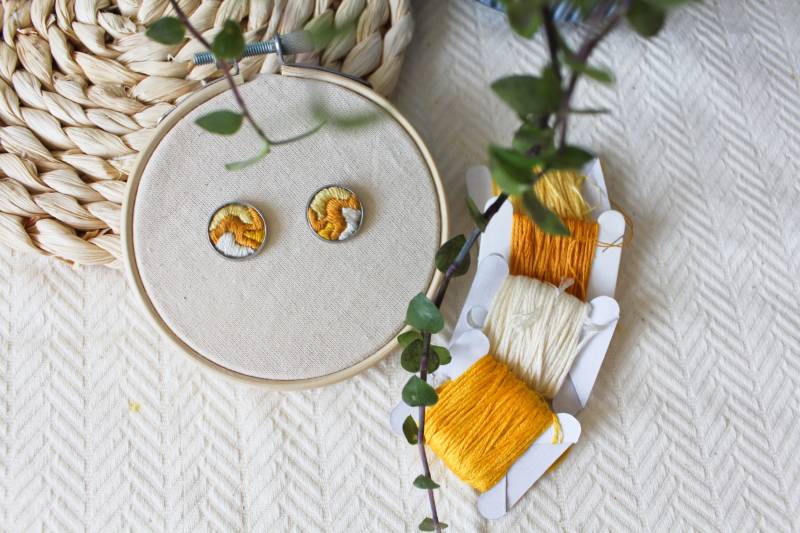 Gelbe Gestickte Ohrringe, Handgemachte Abstrakte Stickdatei, Moderne Stickkunst von linhadalina