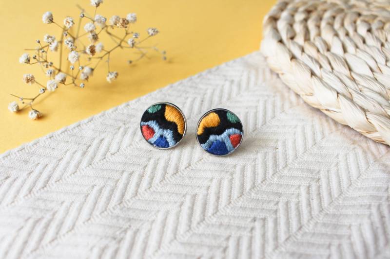 Gestickte Bunte Ohrringe Im Abstrakten Muster, Statement Schmuck, Modernes Stickdesign von linhadalina