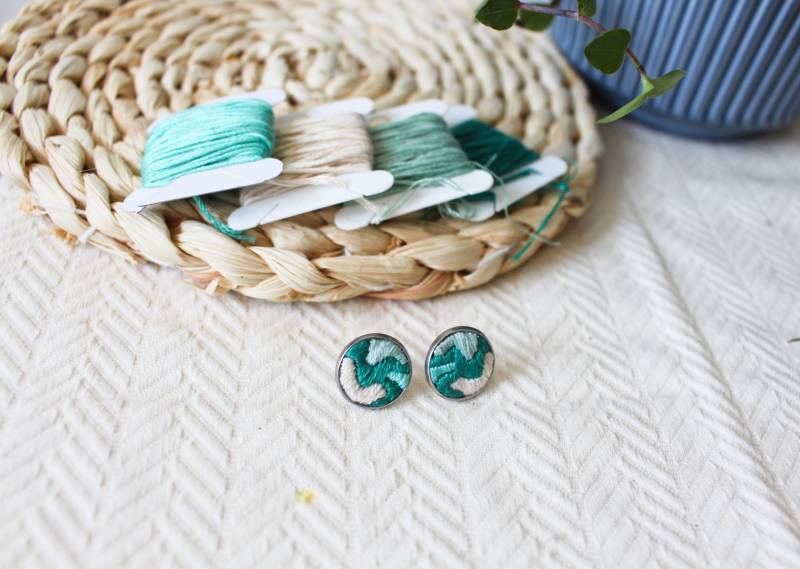 Gestickter Schmuck, Türkise Ohrstecker, Handgemachte Abstrakte Stickdatei, Moderne Stickkunst von linhadalina