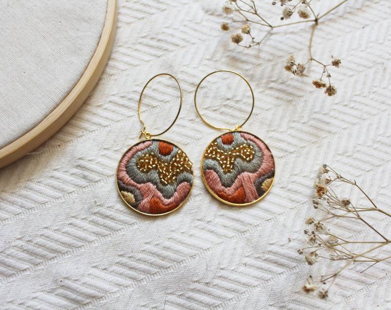 Goldene Creolen Mit Gesticktem Anhänger, Perlenohrringe, Gestickter Statementschmuck, Abstrakte Stickerei von linhadalina