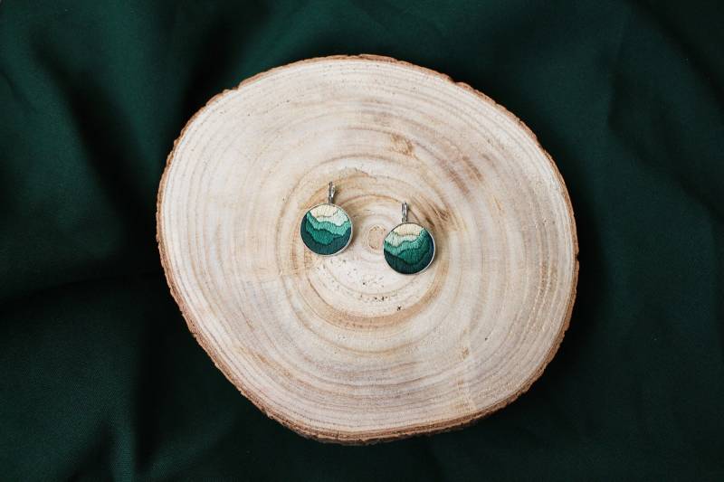 Handgemachte Bestickte Grüne Ohrringe, Statement-Schmuck, Moderne Abstrakte Stickerei von linhadalina