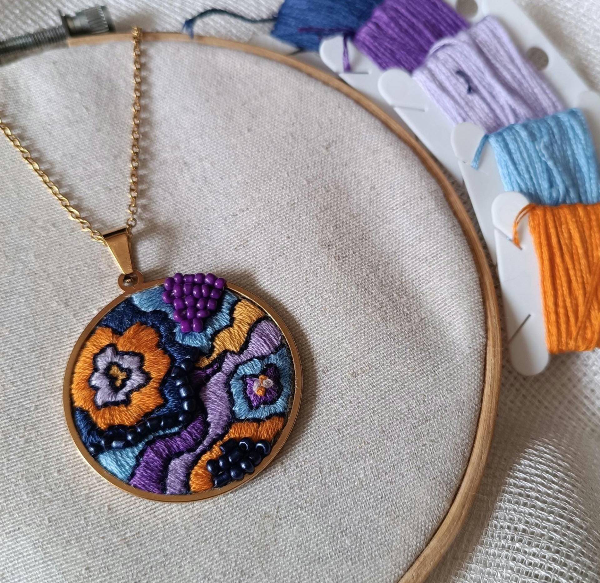 Handgemachte Bunte Gestickte Anhängerhalskette, Edelstahl Handgestickte Abstrakte Designhalskette Handgemachte Bunte Gestickte Anhängerhalskette, Edelstahl Handgestickte Abstrakte Designhalskette von linhadalina