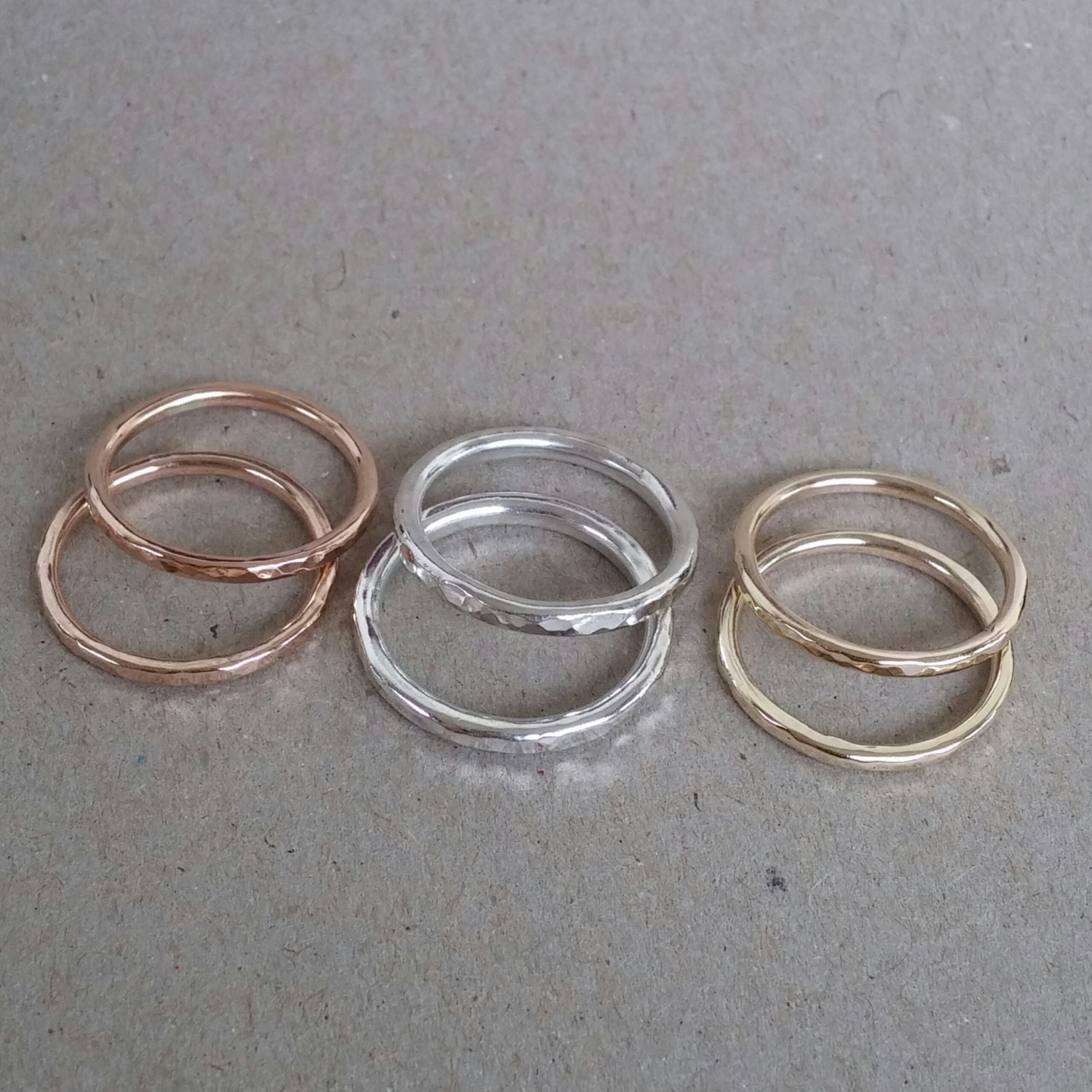 9 Karat Roségold Gehämmerter Stapelring 9 Karat Roségold Gehämmerter Stapelring von linzjewellery