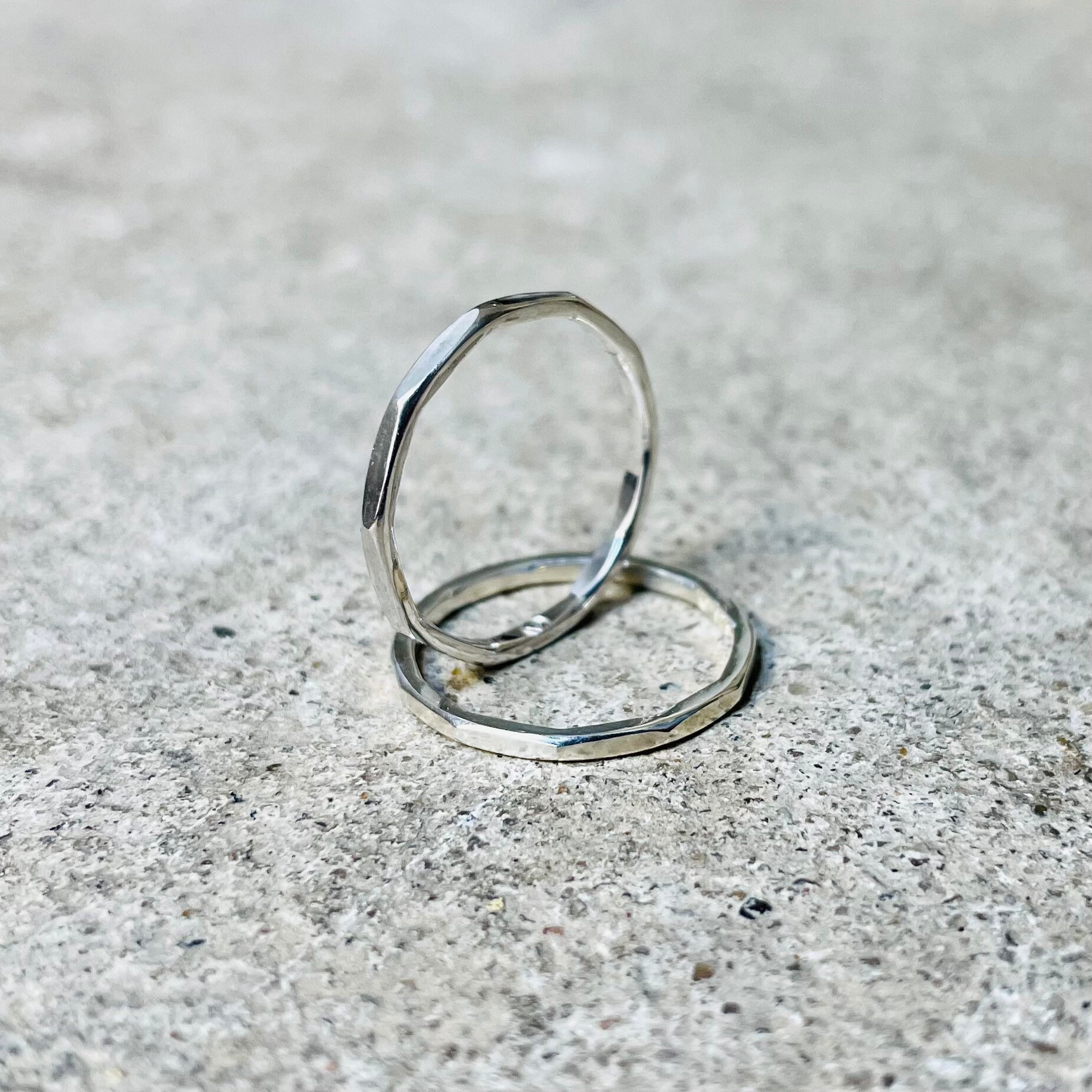 Faceted Circle Ring/Hammered Thin Minimal Collection Faceted Circle Ring/Hammered Thin Minimal Collection von lioWorks