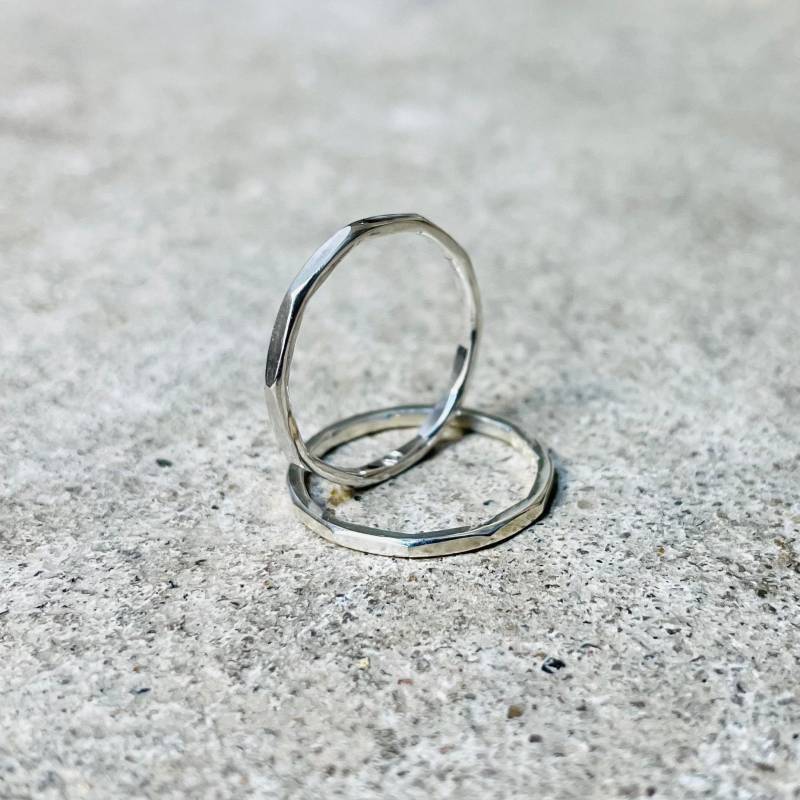 Faceted Circle Ring/Hammered Thin Minimal Collection von lioWorks