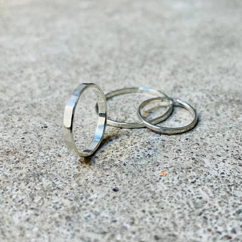 Hammered Circle Ring/Thin Minimal Collection von lioWorks