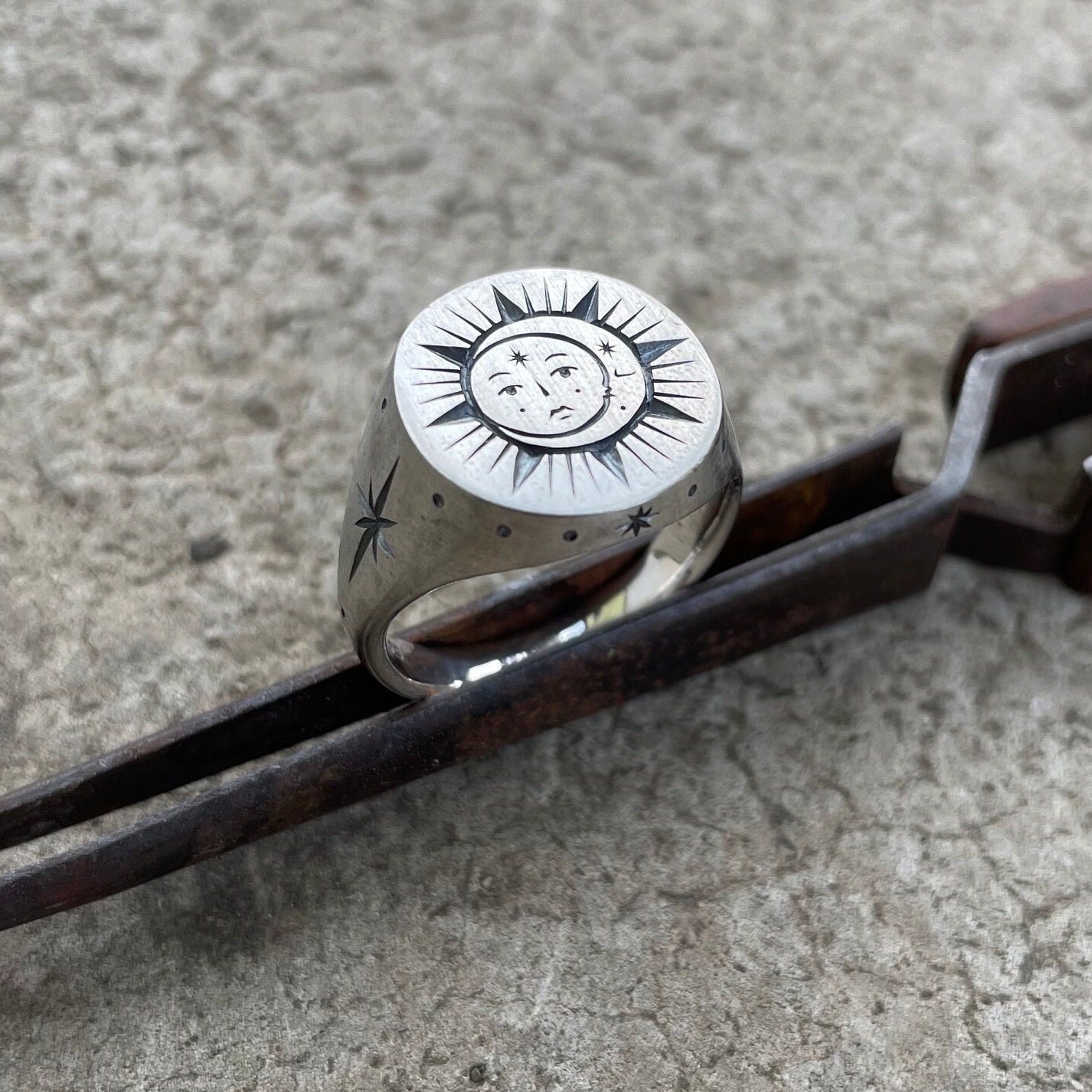 Moon Signet Ring/Handengraved Sun, Moon & Stars Collection Moon Signet Ring/Handengraved Sun, Moon & Stars Collection von lioWorks
