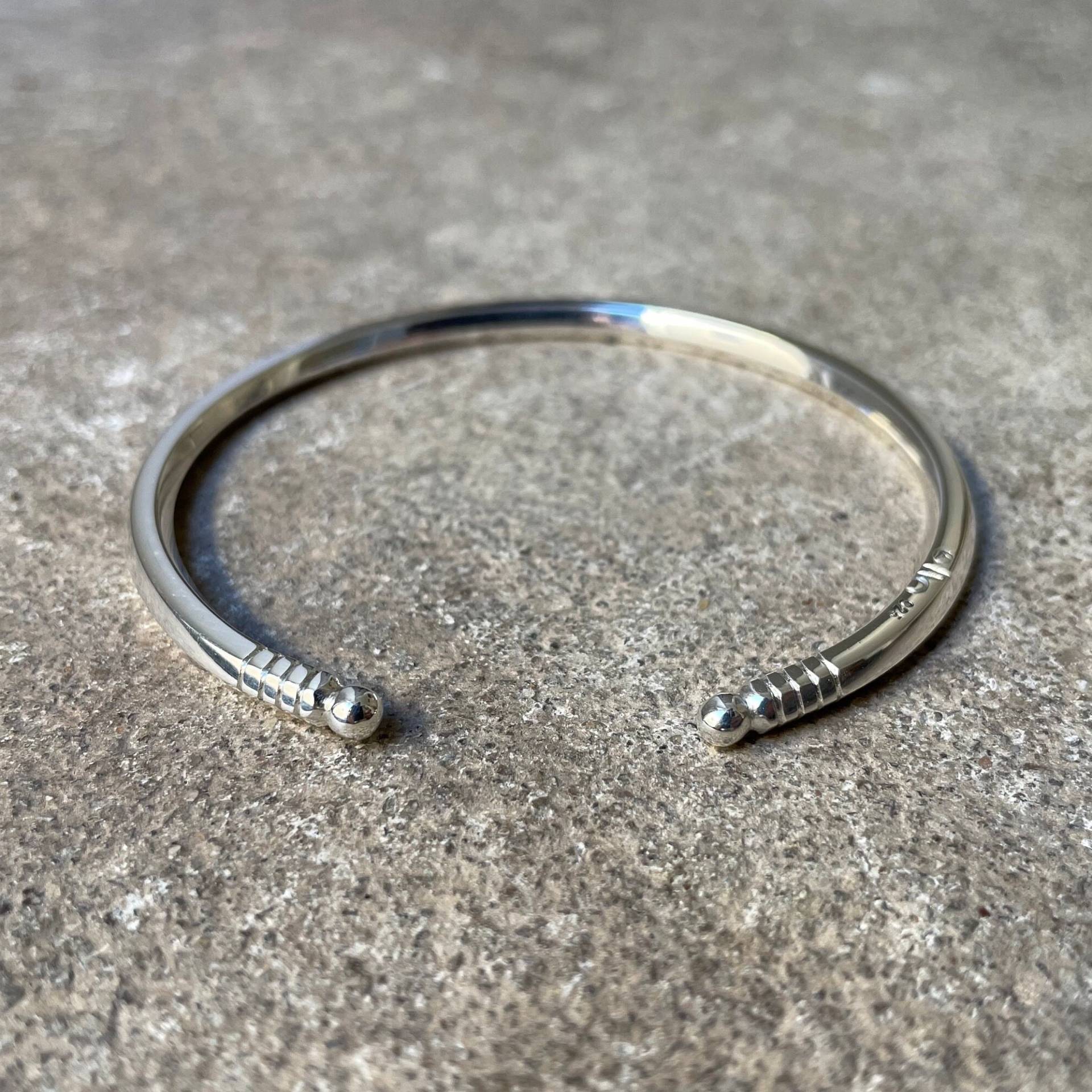 Silver Metal Cuff/Bangle Bracelet Minimal Collection Silver Metal Cuff/Bangle Bracelet Minimal Collection von lioWorks