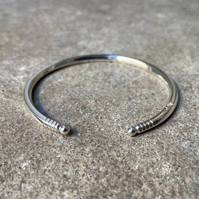 Silver Metal Cuff/Bangle Bracelet Minimal Collection von lioWorks