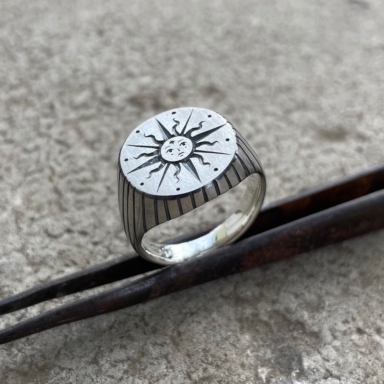 Sun Signet Ring/Handengraved Sun, Moon & Stars Collection Sun Signet Ring/Handengraved Sun, Moon & Stars Collection von lioWorks