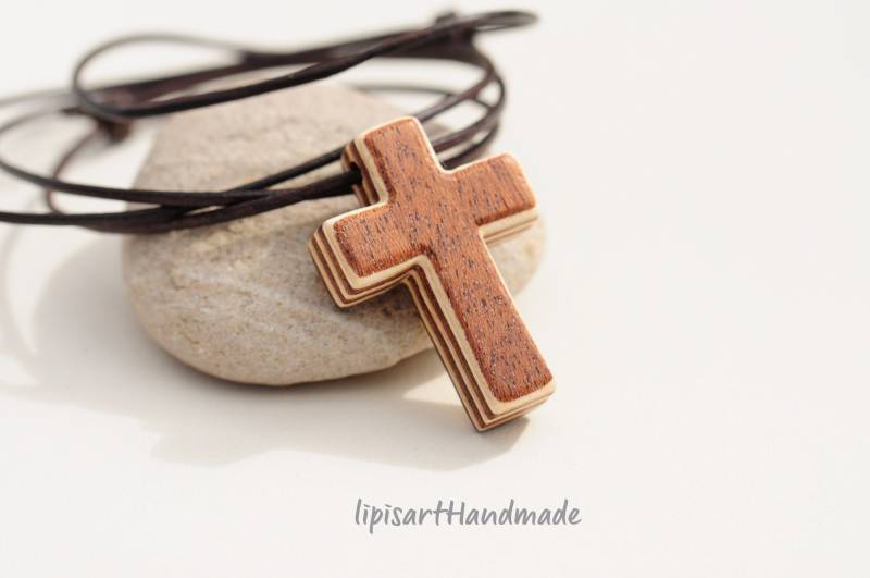 Lederband - Kleines Holzkreuz Schichtholz Furniere Ahorn-Mahagoni Känguruleder Länge Verstellbar Lederband - Kleines Holzkreuz Schichtholz Furniere Ahorn-Mahagoni Känguruleder Länge Verstellbar von lipisartHandmade