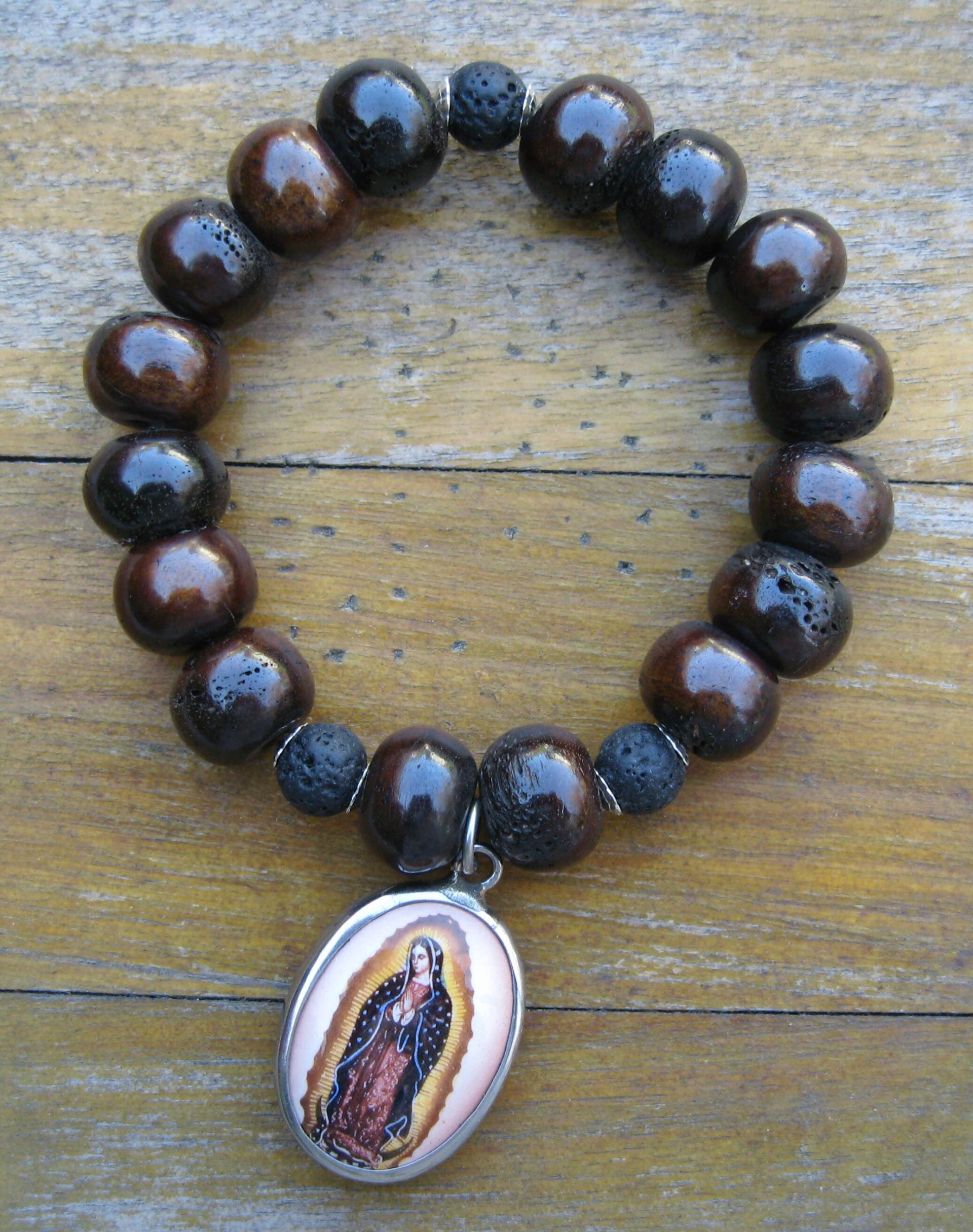 Our Lady Of Guadalupe Holz & Lava Perlen Armband - Anhänger Our Lady Of Guadalupe Holz & Lava Perlen Armband - Anhänger von liquidstarjewelry