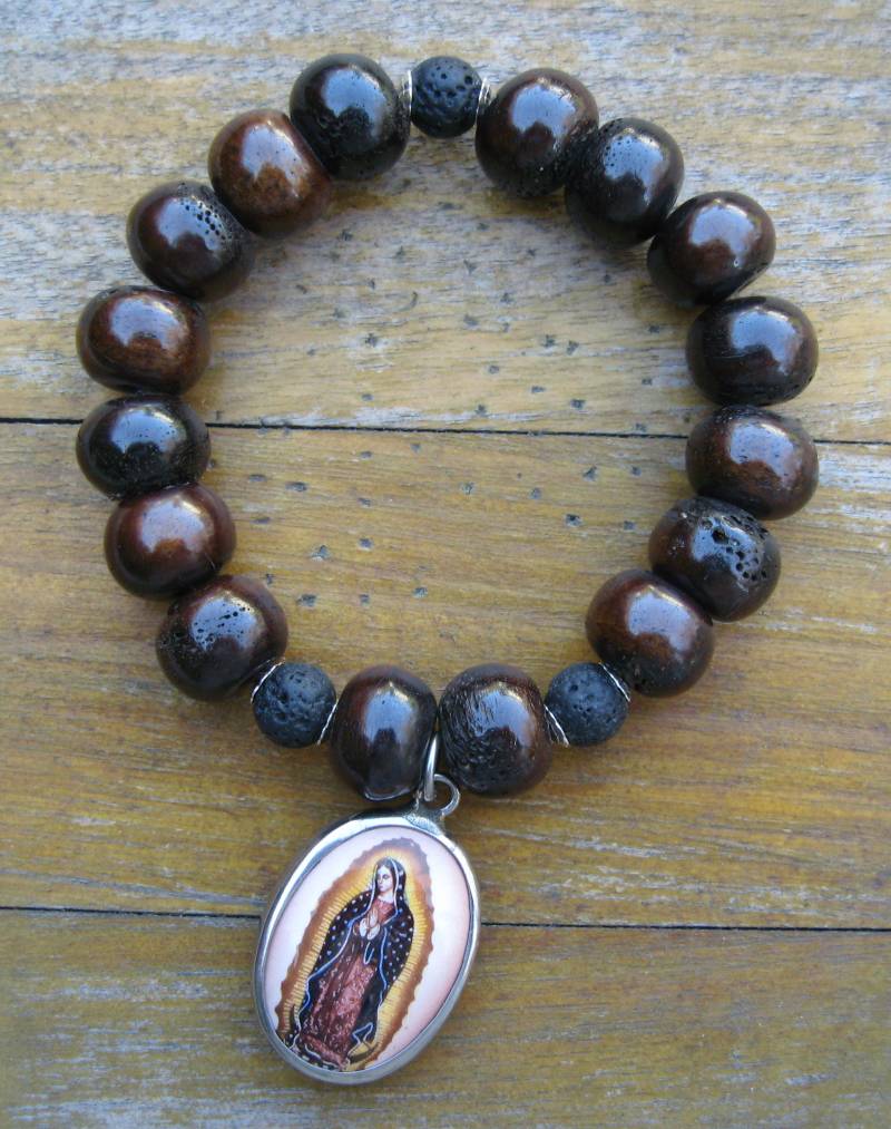 Our Lady Of Guadalupe Holz & Lava Perlen Armband - Anhänger Our Lady Of Guadalupe Holz & Lava Perlen Armband - Anhänger von liquidstarjewelry