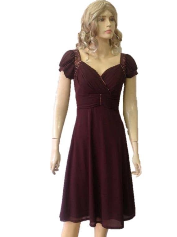 Braune Brautjungfernkleid. Knielange Kleid von lisaclothing