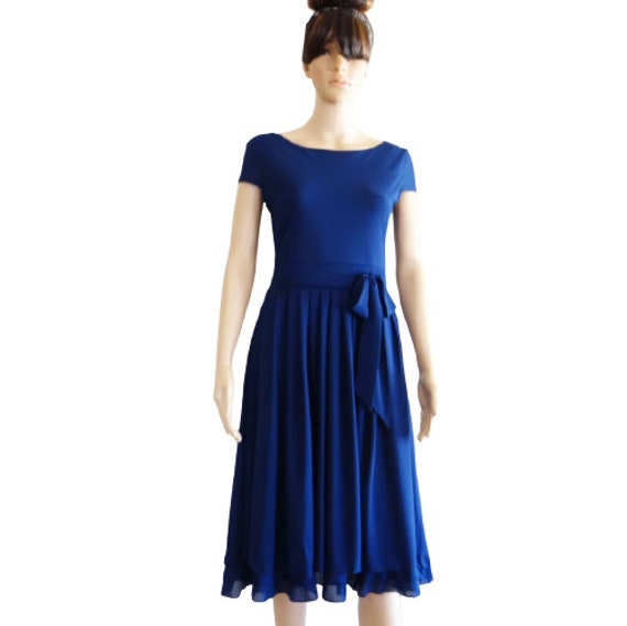 Marineblaues Brautjungfernkleid. Mütze Ärmel Kleid Marineblaues Brautjungfernkleid. Mütze Ärmel Kleid von lisaclothing