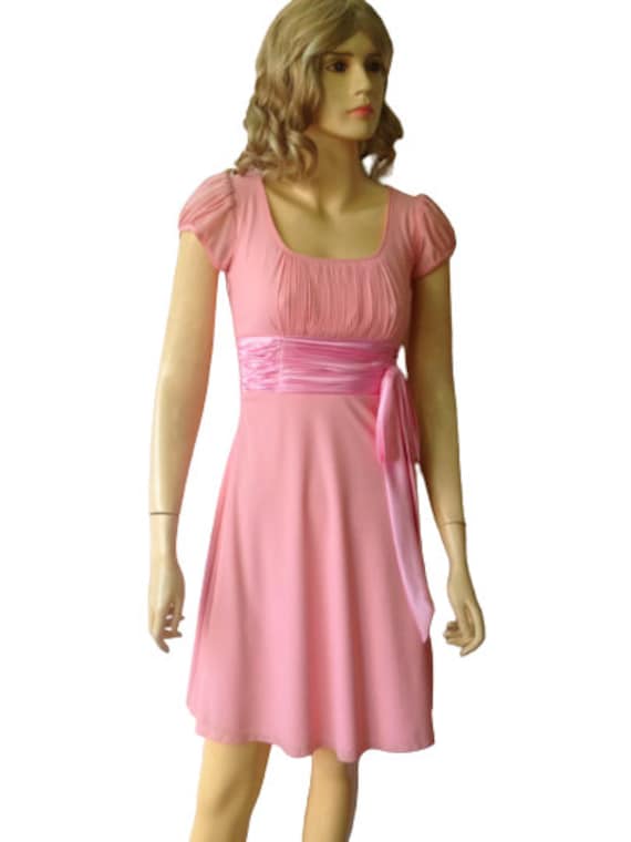 Pinkes Brautjungfernkleid. Kleid Mit Ärmeln von lisaclothing