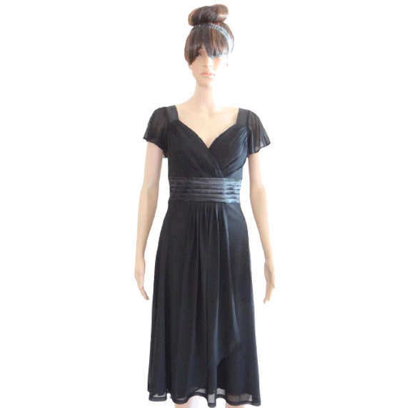 Schwarzes Kleid. Kleid Mit Ärmeln von lisaclothing