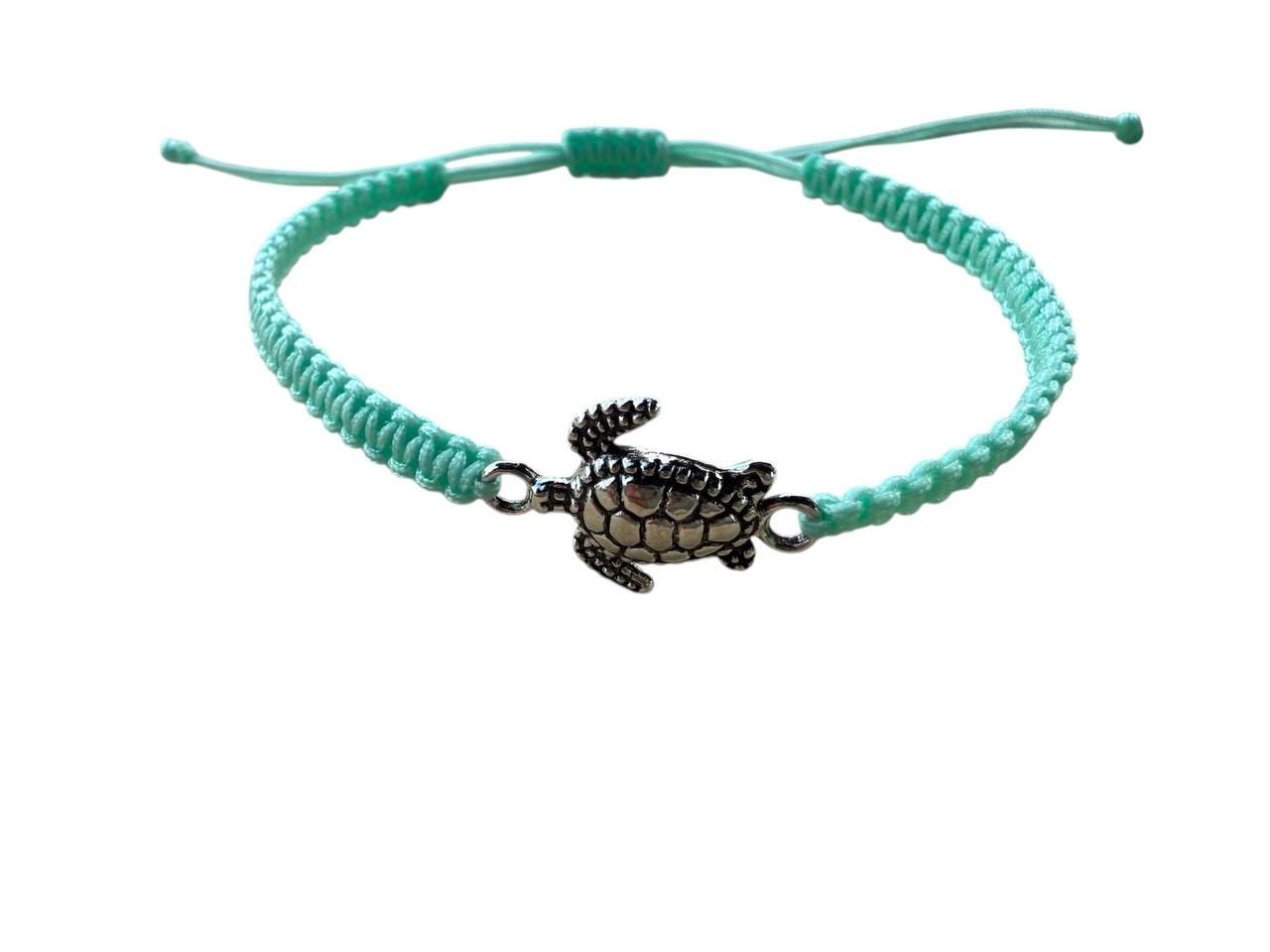 Makramee Armband Mit Schildkröte - Silberanhänger Handgefertigt & Personalisierbar Makramee Armband Mit Schildkröte - Silberanhänger Handgefertigt & Personalisierbar von lisakohlerhandmade