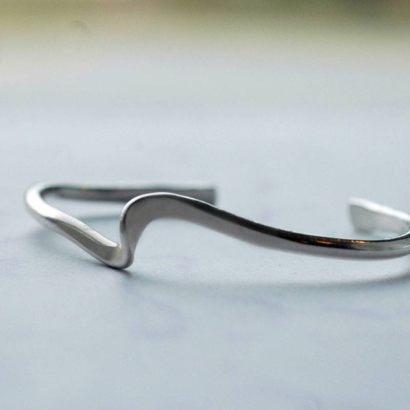 Moderne Silber Manschetten Welle Armband Eco Friendly Recycled Layered Schmuck B1002 Moderne Silber Manschetten Welle Armband Eco Friendly Recycled Layered Schmuck B1002 von lisalehmanndesigns
