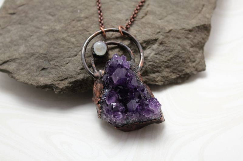 Amethyst Cluster Und Mondstein Elektrogeformte Halskette Amethyst Cluster Und Mondstein Elektrogeformte Halskette von lissa73