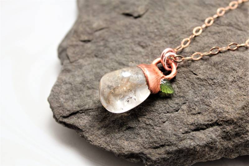Einfach Pfirsich Goldener Aura Und Peridot Blatt Anhänger Einfach Pfirsich Goldener Aura Und Peridot Blatt Anhänger von lissa73