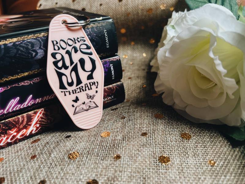 Bücher Sind Meine Therapie - Bookish Cottage Schlüsselanhänger von literarybeads