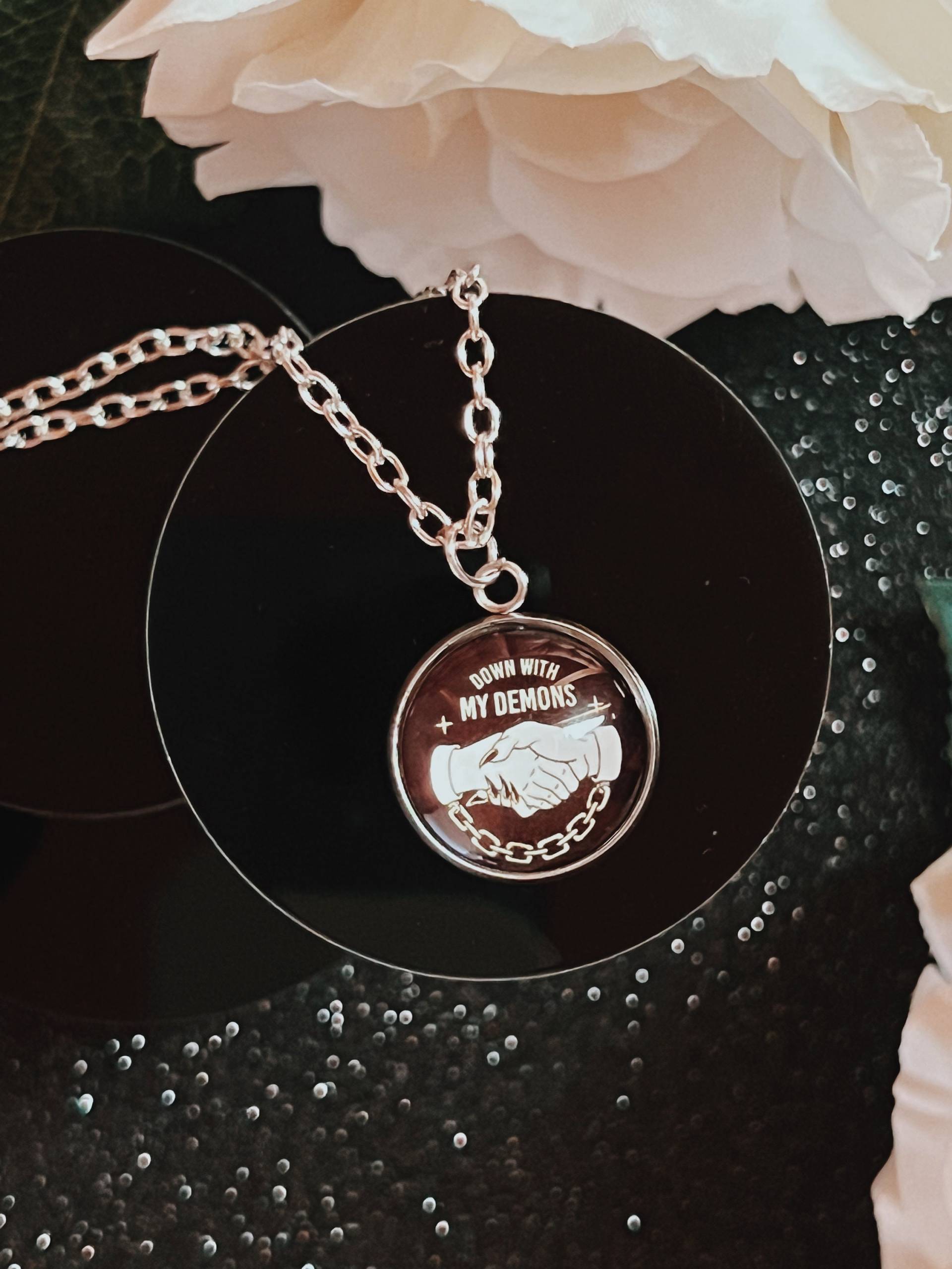 Down Mit Meinen Demons - Witchy Halskette von literarybeads