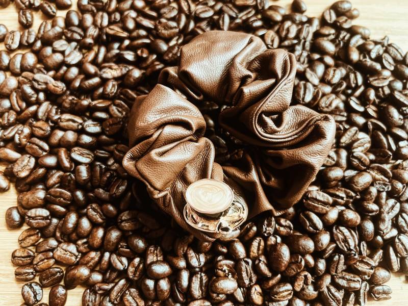 Coffee Lover Scrunchie Mit Abnehmbarem Tassen Anhänger - Barista Geschenk von literarybeads