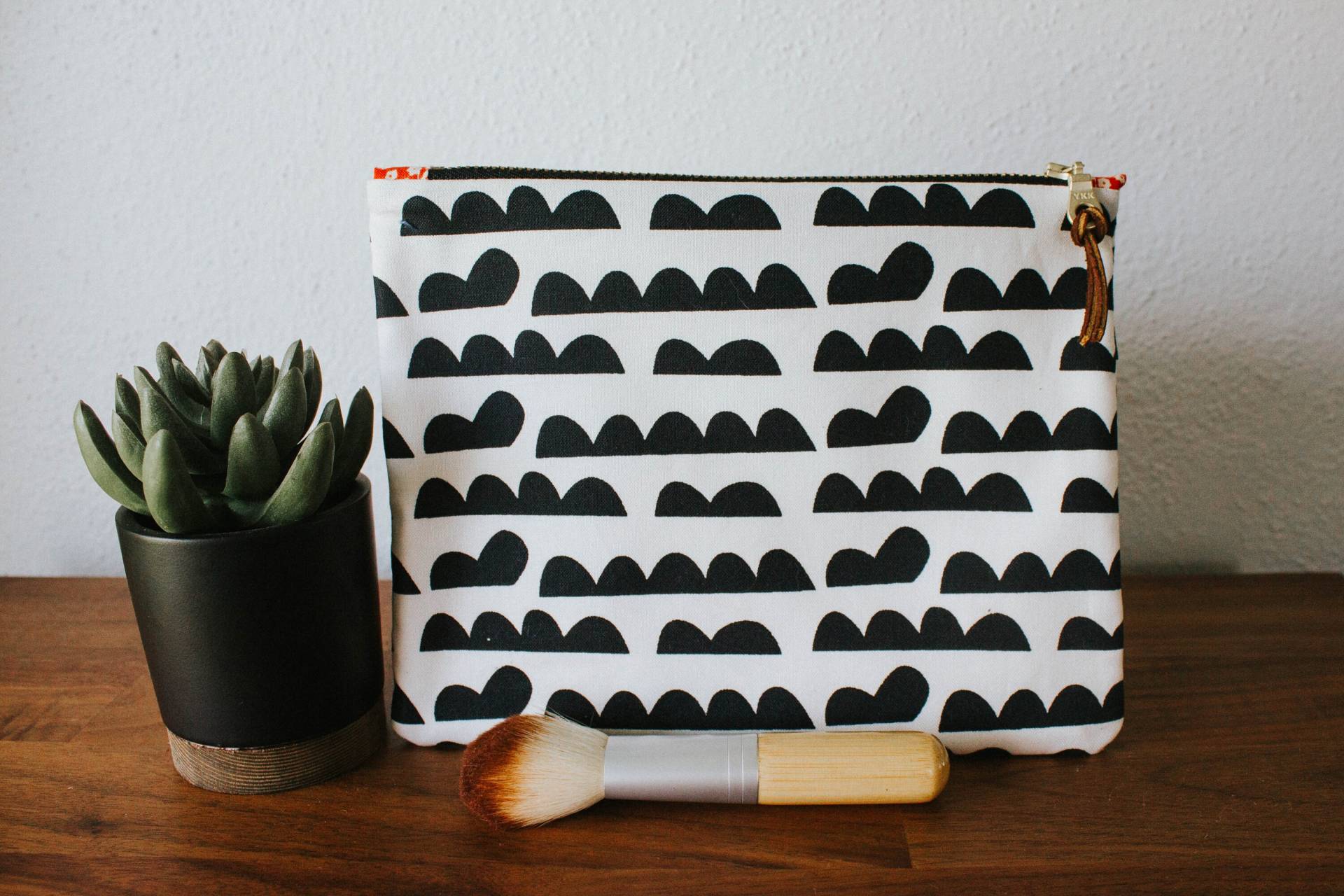 Mittelgroße Schwarz & Weiß Gemusterte Schminktasche Mittelgroße Schwarz & Weiß Gemusterte Schminktasche von littleacreative