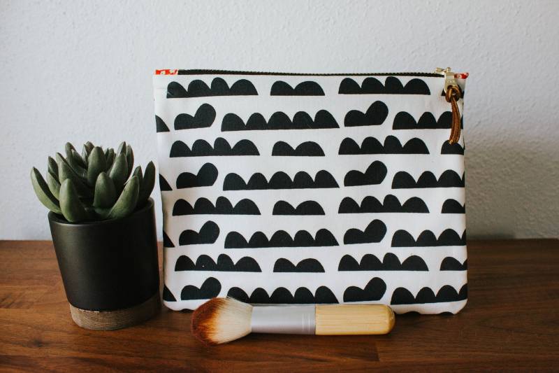 Mittelgroße Schwarz & Weiß Gemusterte Schminktasche Mittelgroße Schwarz & Weiß Gemusterte Schminktasche von littleacreative