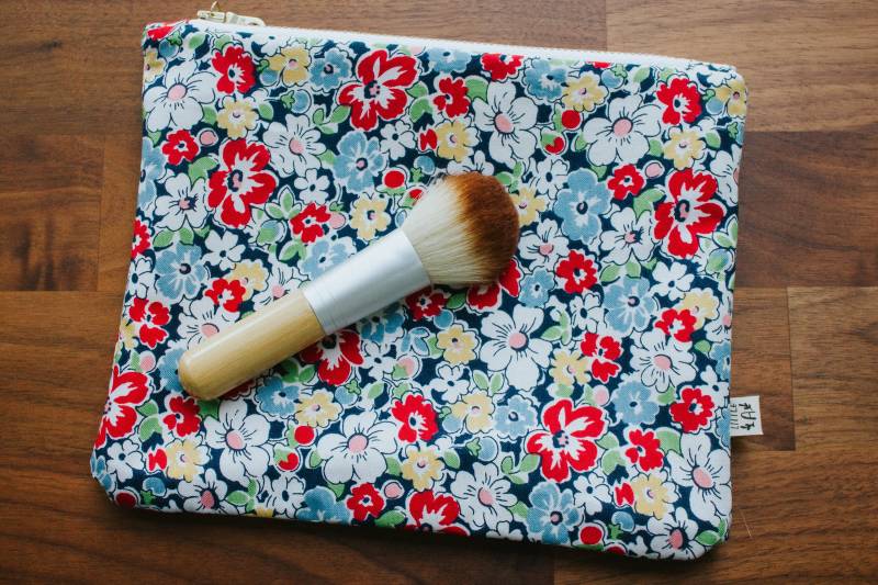 Mittelgroße Vintage Blumenmuster Schminktasche Mittelgroße Vintage Blumenmuster Schminktasche von littleacreative
