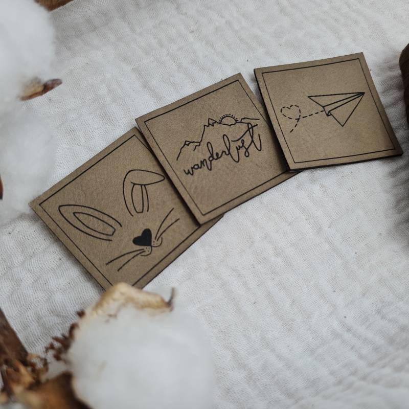 Kunstleder Label, Lasergraviert, Pu-Kunstleder, Unikate, Labels Beanies, Gold, Silber Schrift von littleadrianaDE