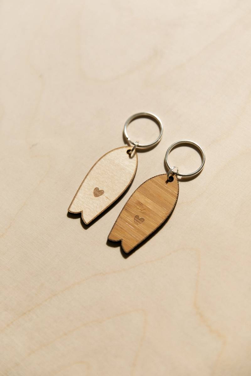 Schlüsselanhänger Aus Holz Mit Surfbrett in Herzform Schlüsselanhänger Aus Holz Mit Surfbrett in Herzform von littleanana